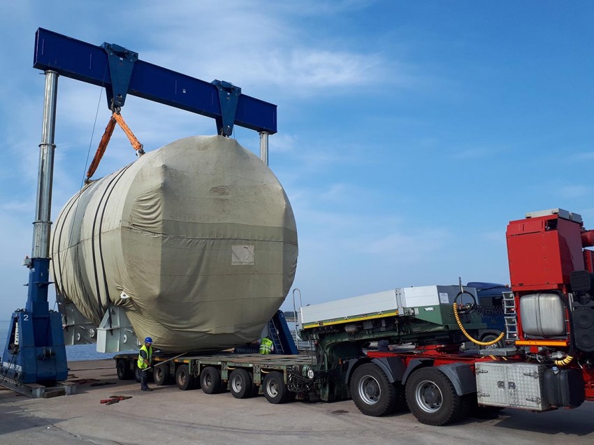 Loading, transportation and unloading of the transport lock