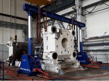 Dismantling and loading of plates of Krauss Maffei Molding Machine 