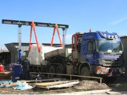 Выгрузка пресса гидравлическим порталом с автотранспорта